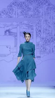 (161101) -- BEIJING, Nov. 1, 2016 -- A model presents a creation of designer Deng Zhaoping during the China Fashion Week in Beijing, capital of China, Nov. 1, 2016. ) (zyd) CHINA-BEIJING-FASHION WEEK (CN) ChenxJianli 