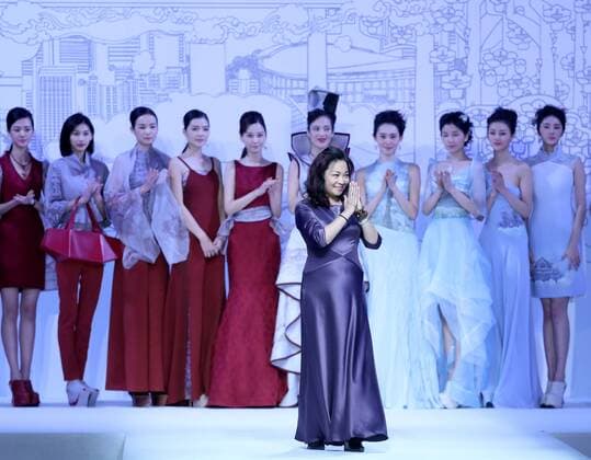 (161101) -- BEIJING, Nov. 1, 2016 -- Designer Deng Zhaoping greets the audience during the China Fashion Week in Beijing, capital of China, Nov. 1, 2016. ) (zyd) CHINA-BEIJING-FASHION WEEK (CN) ChenxJianli 