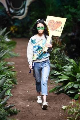 October 31, 2016 - Beijing, Beijing, China - Beijing,CHINA-October 31st 2016: (EDITORIAL USE ONLY. CHINA OUT) A model presents a creation from Fiona Chen Exclusive collection during China Fashion Week in Beijing on October 31st, 2016. Beijing China  - ZUMAs145 20161031_zaa_s145_210