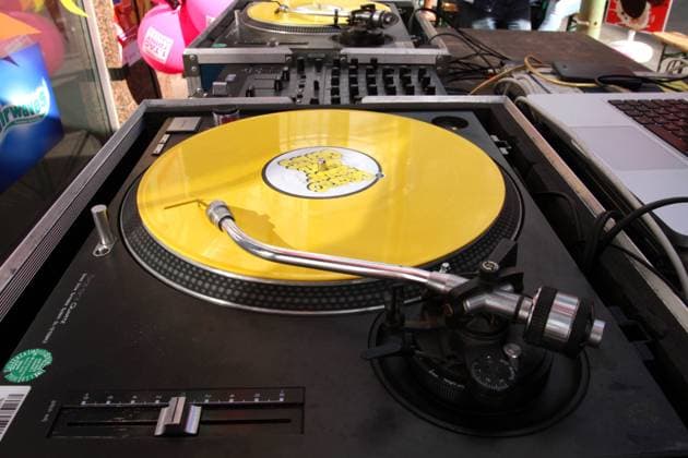 Eine Soundanlage am Tag der Trinkhalle 2016 Am 20. August 2016 wurde im gesamten Ruhrgebiet der erste Tag der Trinkhalle gefeiert. Die Soundanlage eines Discjockeys stand für lautstarke Stimmung bereit. Die Büdchenkultur, so wie man im Ruhrgebiet sagt, wurde hier in den Vordergrund gestellt und man erinnerte an die Bedeutung dieser Verkaufseinrichtungen, die sie in vergangenen Zeiten hatten. Heute verdrängen große Discounter und Tankstellen mit Shops viele kleine Buden, die überall im Ruhrgebiet zu finden waren. Zu den Aktionsbuden mit eigenem Programm gehörte der Kiosk 62 in Essen. Essen Nordrhein-Westfalen Deutschland Rellinghauser Straße, Südviert