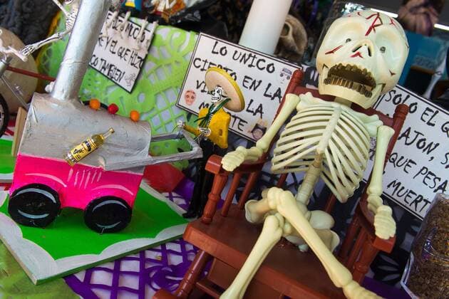 Tag der Toten in Mexiko November 1, 2016 - Mexico City, Mexico City, MX - Skulls and altars with ofrendas have been placed all over the City. The altar is one of the most unique ways Day of the Dead is celebrated. An altar is made in honor of the deceased and can be displayed at a gravesite, park or in the home. Offerings of food, beverages and prized possessions are displayed. The ofrenda and the altars are used to welcome the ancestors spirits into the home. Mexico City MX - ZUMAa136 20161101_zap_a136_004