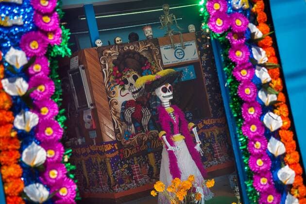 Tag der Toten in Mexiko November 1, 2016 - Mexico City, Mexico City, MX - Skulls and altars with ofrendas have been placed all over the City. The altar is one of the most unique ways Day of the Dead is celebrated. An altar is made in honor of the deceased and can be displayed at a gravesite, park or in the home. Offerings of food, beverages and prized possessions are displayed. The ofrenda and the altars are used to welcome the ancestors spirits into the home. Mexico City MX - ZUMAa136 20161101_zap_a136_007