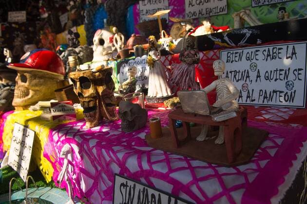 Tag der Toten in Mexiko November 1, 2016 - Mexico City, Mexico City, MX - Skulls and altars with ofrendas have been placed all over the City. The altar is one of the most unique ways Day of the Dead is celebrated. An altar is made in honor of the deceased and can be displayed at a gravesite, park or in the home. Offerings of food, beverages and prized possessions are displayed. The ofrenda and the altars are used to welcome the ancestors spirits into the home. Mexico City MX - ZUMAa136 20161101_zap_a136_008