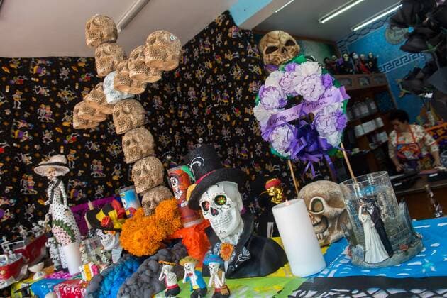 Tag der Toten in Mexiko November 1, 2016 - Mexico City, Mexico City, MX - Skulls and altars with ofrendas have been placed all over the City. The altar is one of the most unique ways Day of the Dead is celebrated. An altar is made in honor of the deceased and can be displayed at a gravesite, park or in the home. Offerings of food, beverages and prized possessions are displayed. The ofrenda and the altars are used to welcome the ancestors spirits into the home. Mexico City MX - ZUMAa136 20161101_zap_a136_001