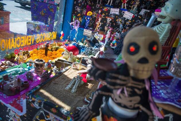 Tag der Toten in Mexiko November 1, 2016 - Mexico City, Mexico City, MX - Skulls and altars with ofrendas have been placed all over the City. The altar is one of the most unique ways Day of the Dead is celebrated. An altar is made in honor of the deceased and can be displayed at a gravesite, park or in the home. Offerings of food, beverages and prized possessions are displayed. The ofrenda and the altars are used to welcome the ancestors spirits into the home. Mexico City MX - ZUMAa136 20161101_zap_a136_002