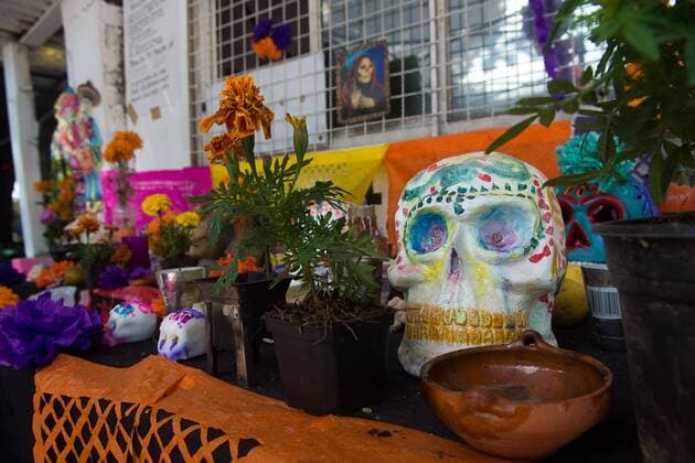 Tag der Toten in Mexiko November 1, 2016 - Mexico City, Mexico City, MX - Skulls and altars with ofrendas have been placed all over the City. The altar is one of the most unique ways Day of the Dead is celebrated. An altar is made in honor of the deceased and can be displayed at a gravesite, park or in the home. Offerings of food, beverages and prized possessions are displayed. The ofrenda and the altars are used to welcome the ancestors spirits into the home. Mexico City MX - ZUMAa136 20161101_zap_a136_005