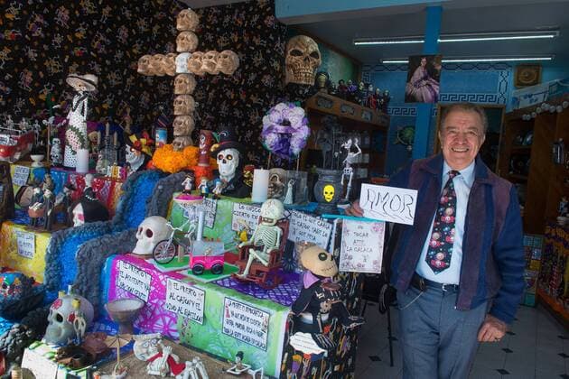Tag der Toten in Mexiko November 1, 2016 - Mexico City, Mexico City, MX - Mr. Marco Antonio Uribe Perez has decorated his store with a day of the dead altar..Skulls and altars with ofrendas have been placed all over the City. The altar is one of the most unique ways Day of the Dead is celebrated. An altar is made in honor of the deceased and can be displayed at a gravesite, park or in the home. Offerings of food, beverages and prized possessions are displayed. The ofrenda and the altars are used to welcome the ancestors spirits into the home. Mexico City MX - ZUMAa136 20161101_zap_a136_010