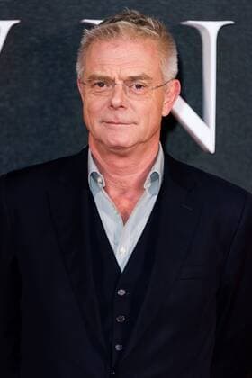November 1, 2016 - London, London, UK - STEPHEN DALDRY attends the TV premiere of the new Netflix series The Crown about the reign of Queen Elizabeth II. London, UK. London UK  - ZUMAl94_ 20161101_zaf_l94_066