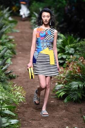October 31, 2016 - Beijing, Beijing, China - Beijing,CHINA-October 31st 2016: (EDITORIAL USE ONLY. CHINA OUT) A model presents a creation from Fiona Chen Exclusive collection during China Fashion Week in Beijing on October 31st, 2016. Beijing China  - ZUMAs145 20161031_zaa_s145_226