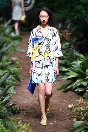 October 31, 2016 - Beijing, Beijing, China - Beijing,CHINA-October 31st 2016: (EDITORIAL USE ONLY. CHINA OUT) A model presents a creation from Fiona Chen Exclusive collection during China Fashion Week in Beijing on October 31st, 2016. Beijing China  - ZUMAs145 20161031_zaa_s145_227