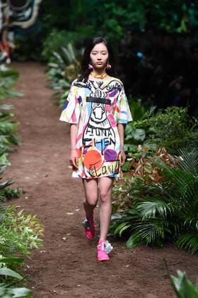 October 31, 2016 - Beijing, Beijing, China - Beijing,CHINA-October 31st 2016: (EDITORIAL USE ONLY. CHINA OUT) A model presents a creation from Fiona Chen Exclusive collection during China Fashion Week in Beijing on October 31st, 2016. Beijing China  - ZUMAs145 20161031_zaa_s145_229