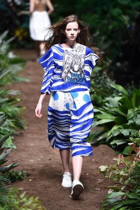 October 31, 2016 - Beijing, Beijing, China - Beijing,CHINA-October 31st 2016: (EDITORIAL USE ONLY. CHINA OUT) A model presents a creation from Fiona Chen Exclusive collection during China Fashion Week in Beijing on October 31st, 2016. Beijing China  - ZUMAs145 20161031_zaa_s145_232