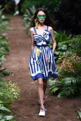 October 31, 2016 - Beijing, Beijing, China - Beijing,CHINA-October 31st 2016: (EDITORIAL USE ONLY. CHINA OUT) A model presents a creation from Fiona Chen Exclusive collection during China Fashion Week in Beijing on October 31st, 2016. Beijing China  - ZUMAs145 20161031_zaa_s145_233