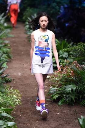 October 31, 2016 - Beijing, Beijing, China - Beijing,CHINA-October 31st 2016: (EDITORIAL USE ONLY. CHINA OUT) A model presents a creation from Fiona Chen Exclusive collection during China Fashion Week in Beijing on October 31st, 2016. Beijing China  - ZUMAs145 20161031_zaa_s145_241