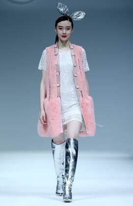 (161102) -- BEIJING, Nov. 2, 2016 -- A model presents a creation of Saga Furs during the China Fashion Week in Beijing, capital of China, Nov. 1, 2016. ) (zwx) CHINA-BEIJING-FASHION WEEK (CN) ChenxJianli 