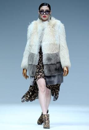(161102) -- BEIJING, Nov. 2, 2016 -- A model presents a creation of Saga Furs during the China Fashion Week in Beijing, capital of China, Nov. 1, 2016. ) (zwx) CHINA-BEIJING-FASHION WEEK (CN) ChenxJianli 