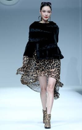 (161102) -- BEIJING, Nov. 2, 2016 -- A model presents a creation of Saga Furs during the China Fashion Week in Beijing, capital of China, Nov. 1, 2016. ) (zwx) CHINA-BEIJING-FASHION WEEK (CN) ChenxJianli 