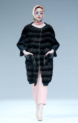 (161102) -- BEIJING, Nov. 2, 2016 -- A model presents a creation of Saga Furs during the China Fashion Week in Beijing, capital of China, Nov. 1, 2016. ) (zwx) CHINA-BEIJING-FASHION WEEK (CN) ChenxJianli 