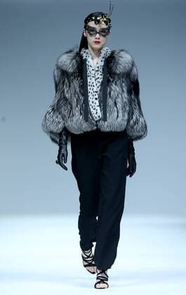 (161102) -- BEIJING, Nov. 2, 2016 -- A model presents a creation of Saga Furs during the China Fashion Week in Beijing, capital of China, Nov. 1, 2016. ) (zwx) CHINA-BEIJING-FASHION WEEK (CN) ChenxJianli 