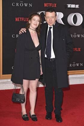 Peter Morgan mit Begleitung bei der Weltpremiere der Netflix TV-Serie The Crown im Odeon Leicester Square. London, 01.11.2016 Peter Morgan mit Begleitung  Foto:xS.xVasx xFuturexImage