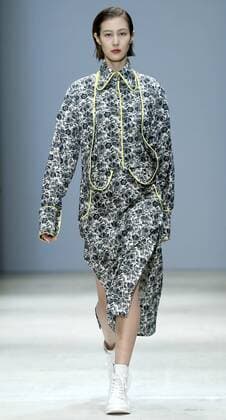 BEIJING, Nov. 1, 2016 -- A model presents a creation by designer Chen Yu during the China Fashion Week in Beijing, capital of China, Nov. 1, 2016. ) (ssx) CHINA-BEIJING-FASHION-WEEK(CN) ChenxJianli 