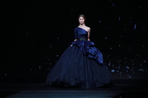 BEIJING, CHINA - NOVEMBER 01: A model showcases designs on the runway at AM.IXAM collection by Ma Ying during the Mercedes-Benz China Fashion Week Spring Summer 2017 at Banquet Hall of Beijing Hotel on November 1, 2016 in Beijing, China.  CFP494828330