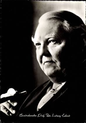 Bundeskanzler Ludwig Erhard, Portrait, Zigarre rauchend !AUFNAHMEDATUM GESCHÄTZT!