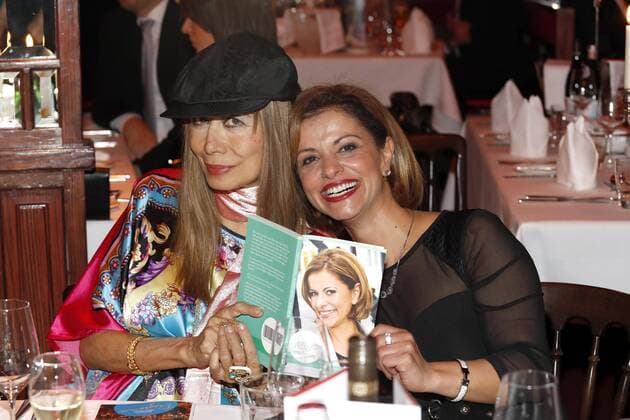 Cassandra Gava (Schauspielerin), Jacqueline Bakir Brader (Schriftstellerin) bei derGala-Premiere im PALAZZO-Spiegelpalast Berlin.