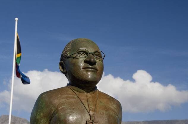 South Africa, Cape Town. Victoria & Alfred Waterfront, waterfront statues of famous South African, Desmond Tutu.  Copyright: xCindyxMillerxHopkinsx xDanitaxDelimont AF42 CMI0087