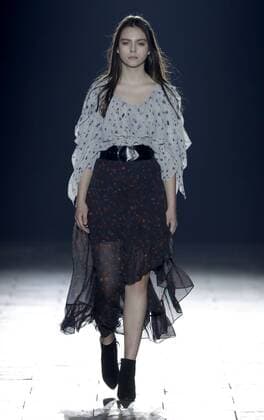 (161103) -- BEIJING, Nov. 3, 2016 -- A model presents a creation of Ellassay duing the China Fashion Week in Beijing, capital of China, Nov. 2, 2016. ) (wf) CHINA-BEIJING-FASHION WEEK (CN) ChenxJianli 