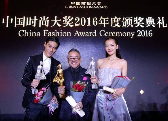(161103) -- BEIJING, Nov. 3, 2016 -- Liu Yong (C), winner of the China Fashion Designer Top Award, and Zeng Lingling (R) and Shi Qifan, winners of the Best Fashion Model, acknowledge the audience during the China Fashion Week Closing Ceremony and Award eremony in Beijing, capital of China, Nov. 2, 2016. ) (wf) CHINA-BEIJING-FASHION WEEK (CN) ChenxJianli 