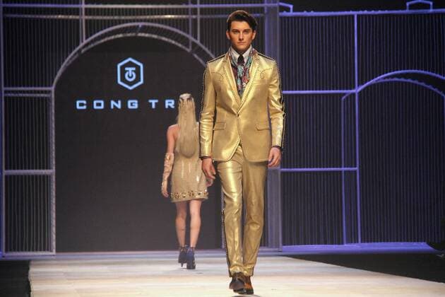 (161103) -- HANOI, Nov. 3, 2016 -- Models present creations of Vietnamese designer Nguyen Cong Tri during the Vietnam International Fashion Week 2016 for autumn-winter season in Hanoi, capital of Vietnam, Nov. 2, 2016. ) (cyc) VIETNAM-HANOI-INTERNATIONAL FASHION WEEK LexYanna 