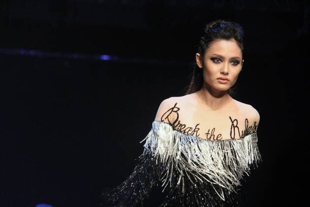 (161103) -- HANOI, Nov. 3, 2016 -- A model presents a creation of Vietnamese designer Nguyen Cong Tri during the Vietnam International Fashion Week 2016 for autumn-winter season in Hanoi, capital of Vietnam, Nov. 2, 2016. ) (cyc) VIETNAM-HANOI-INTERNATIONAL FASHION WEEK LexYanna 