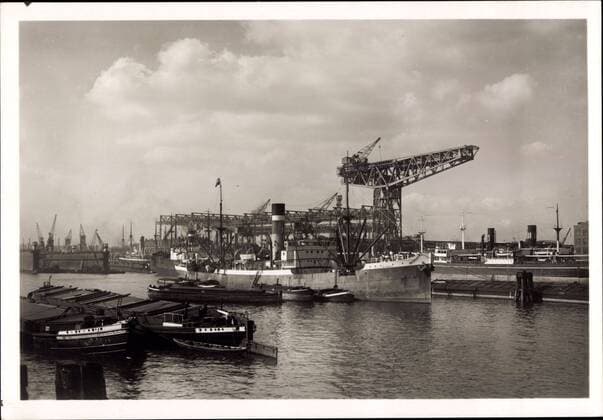 Hamburg Harburg, Blick in die Werftanlagen, Dampfschiff City of Bombay !AUFNAHMEDATUM GESCHÄTZT!