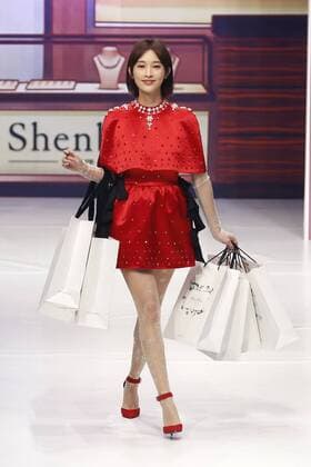 BEIJING, CHINA - NOVEMBER 02: Actress Zhang Li showcases designs on the runway at the Shenbai Collection show during Mercedes-Benz China Fashion Week Spring Summer 2017 at 751D park on November 2, 2016 in Beijing, China.  CFP494892439
