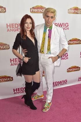 Max Landis mit Begleitung bei der Premiere des Kinofilms Hedwig and the Angry Inch im Hollywood Pantages Theatre. Los Angeles, 02.11.2016 Foto:xD.xStarbuckx xFuturexImage