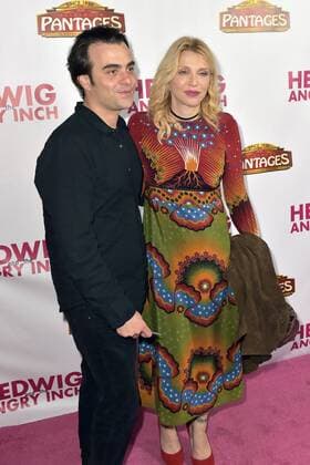 Nicholas Jarecki und Courtney Love bei der Premiere des Kinofilms Hedwig and the Angry Inch im Hollywood Pantages Theatre. Los Angeles, 02.11.2016 Foto:xD.xStarbuckx xFuturexImage