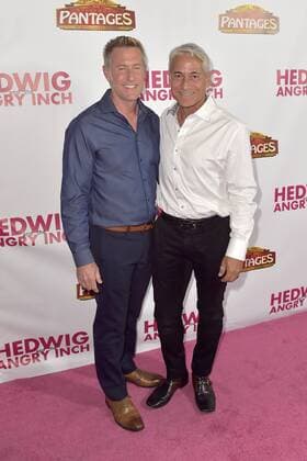 Greg Louganis mit Ehemann Johnny Chaillot bei der Premiere des Kinofilms Hedwig and the Angry Inch im Hollywood Pantages Theatre. Los Angeles, 02.11.2016 Foto:xD.xStarbuckx xFuturexImage
