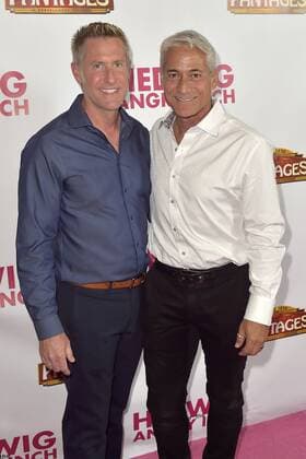 Greg Louganis mit Ehemann Johnny Chaillot bei der Premiere des Kinofilms Hedwig and the Angry Inch im Hollywood Pantages Theatre. Los Angeles, 02.11.2016 Foto:xD.xStarbuckx xFuturexImage