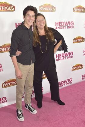 Camryn Manheim mit Sohn Milo Jacob Manheim bei der Premiere des Kinofilms Hedwig and the Angry Inch im Hollywood Pantages Theatre. Los Angeles, 02.11.2016 Foto:xD.xStarbuckx xFuturexImage