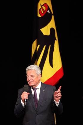 Joachim Gauck (Bundespraesident) vor der Standarte des Bundespraesidenten am 01.11.2016 in Berlin Joachim Gauck (Bundespraesident) vor der Standarte des Bundespraesidenten am 01.11.2016 in Berlin bei der Verleihung des Silbernen Lorbeerblattes an die Medaillengewinnerinnen und Medaillengewinner der XXXI. Olympischen und der XV. Paralympischen Sommerspiele in Rio de Janeiro 2016 xKATJPGx