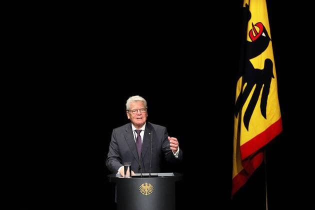 Joachim Gauck (Bundespraesident) vor der Standarte des Bundespraesidenten am 01.11.2016 in Berlin Joachim Gauck (Bundespraesident) vor der Standarte des Bundespraesidenten am 01.11.2016 in Berlin bei der Verleihung des Silbernen Lorbeerblattes an die Medaillengewinnerinnen und Medaillengewinner der XXXI. Olympischen und der XV. Paralympischen Sommerspiele in Rio de Janeiro 2016 xKATJPGx