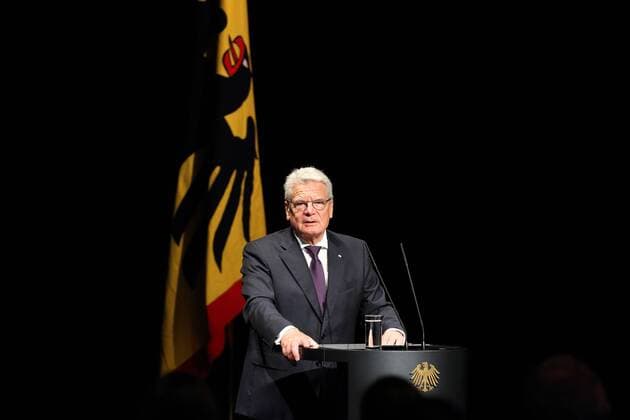 Joachim Gauck (Bundespraesident) vor der Standarte des Bundespraesidenten am 01.11.2016 in Berlin Joachim Gauck (Bundespraesident) vor der Standarte des Bundespraesidenten am 01.11.2016 in Berlin bei der Verleihung des Silbernen Lorbeerblattes an die Medaillengewinnerinnen und Medaillengewinner der XXXI. Olympischen und der XV. Paralympischen Sommerspiele in Rio de Janeiro 2016 xKATJPGx