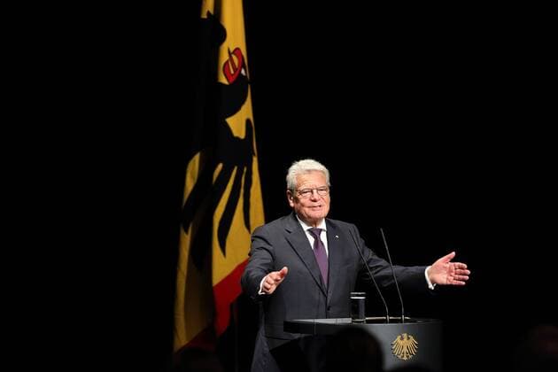 Joachim Gauck (Bundespraesident) vor der Standarte des Bundespraesidenten am 01.11.2016 in Berlin Joachim Gauck (Bundespraesident) vor der Standarte des Bundespraesidenten am 01.11.2016 in Berlin bei der Verleihung des Silbernen Lorbeerblattes an die Medaillengewinnerinnen und Medaillengewinner der XXXI. Olympischen und der XV. Paralympischen Sommerspiele in Rio de Janeiro 2016 xKATJPGx