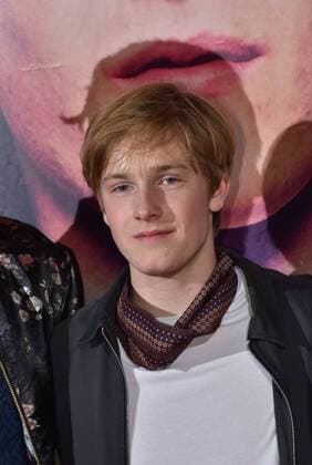 Der Schauspieler Louis Hofmann posiert am 03.11.2016 in Köln bei der Premiere des Films Die Mitte der Welt