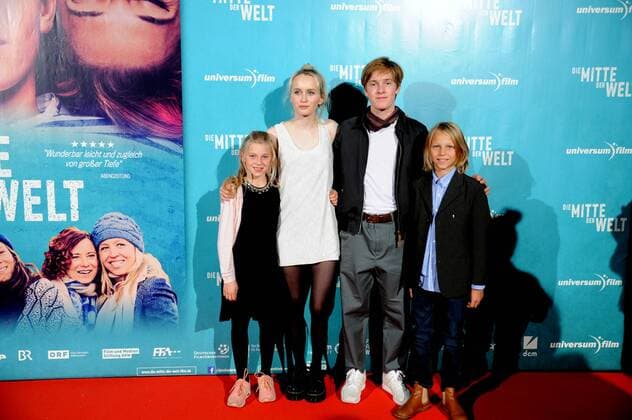 Die Schauspieler Sarah Führer, Ada Philine Stappenbeck (l-r), , Louis Hofmann, Bendix Hansen posieren am 03.11.2016 in Köln bei der Premiere des Films Die Mitte der Welt