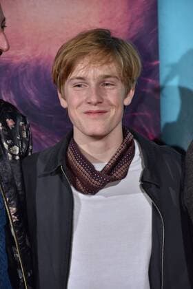 Der Schauspieler Louis Hofmann posiert am 03.11.2016 in Köln bei der Premiere des Films Die Mitte der Welt