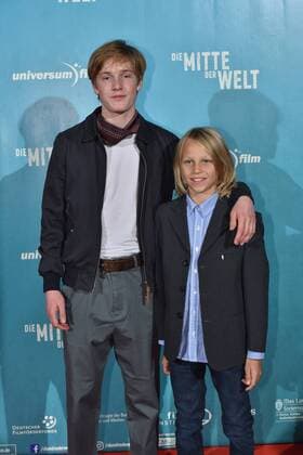 Die Schauspieler Louis Hofmann, Bendix Hansen, l-r, posieren am 03.11.2016 in Köln bei der Premiere des Films Die Mitte der Welt