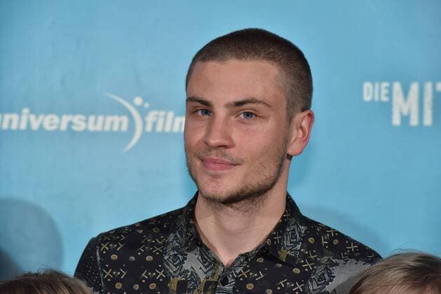 Der Schauspieler Jannik Schümann posiert am 03.11.2016 in Köln bei der Premiere des Films Die Mitte der Welt