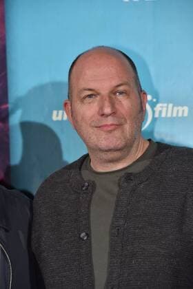 Der Romanautor Andreas Steinhöfel posiert am 03.11.2016 in Köln bei der Premiere des Films Die Mitte der Welt